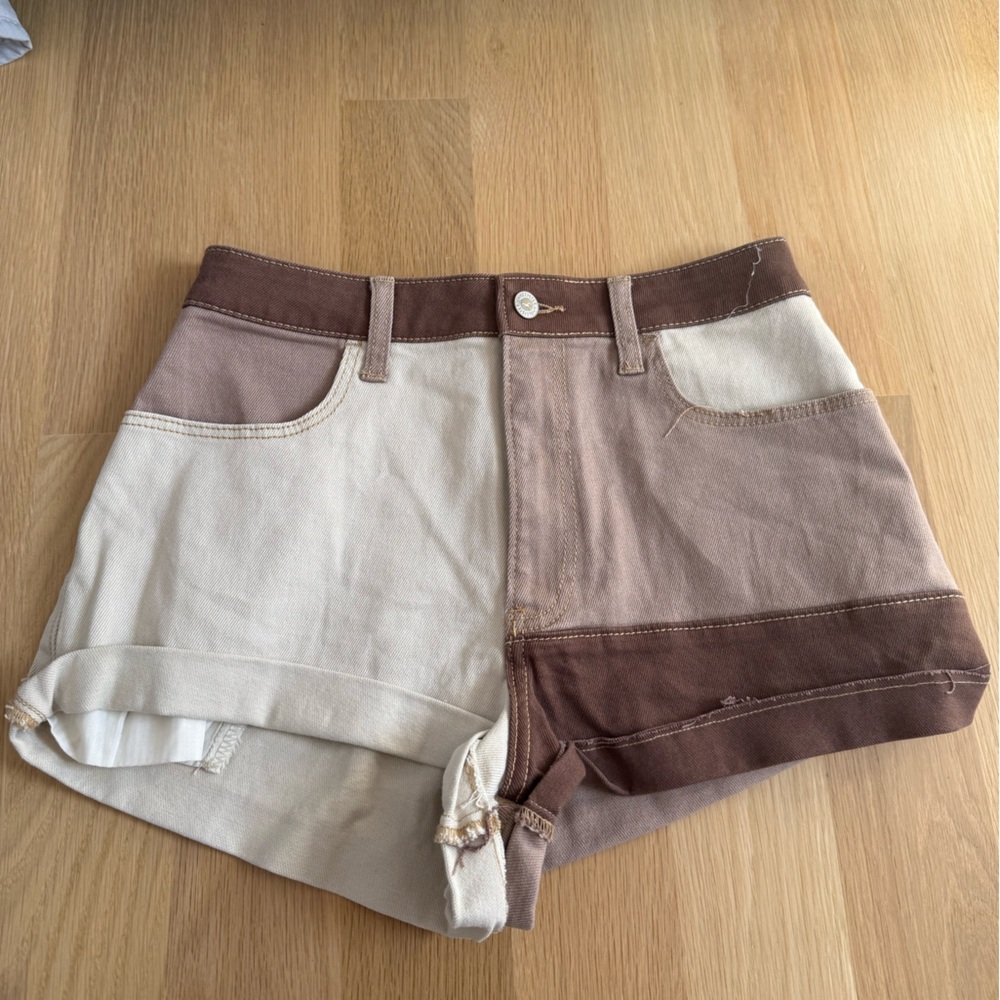 Hollister Two-Tone Patchwork High-Rise Shorts in Cream and Brown